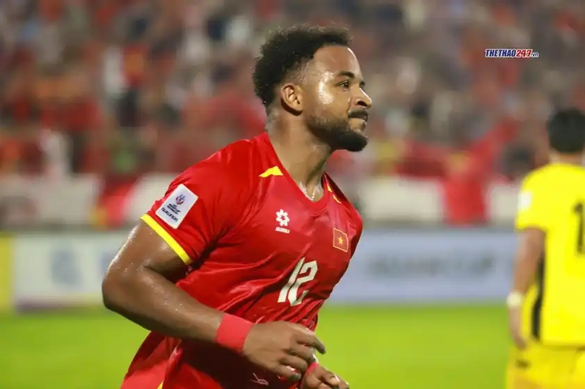 Cái ôm thắm thiết của hai cầu thủ